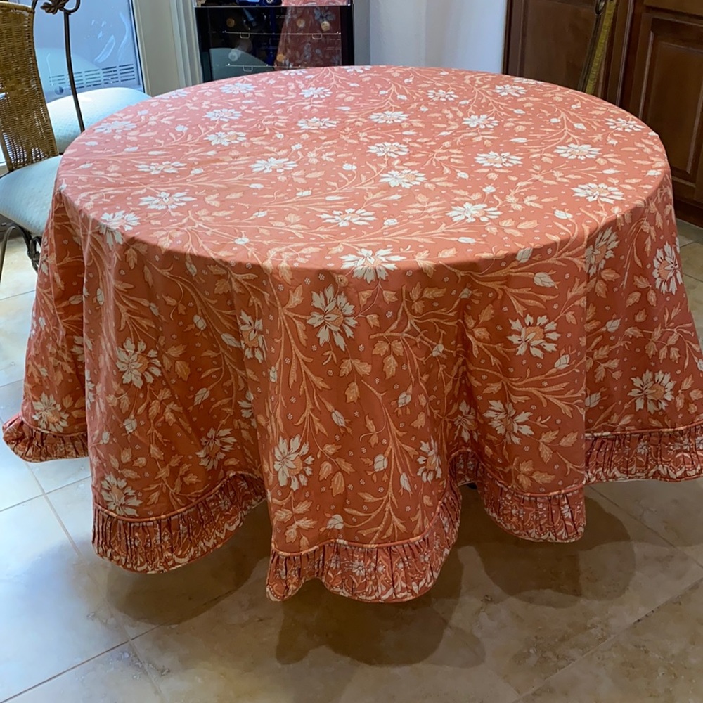 Round Table Cloth - Picture 1 of 10